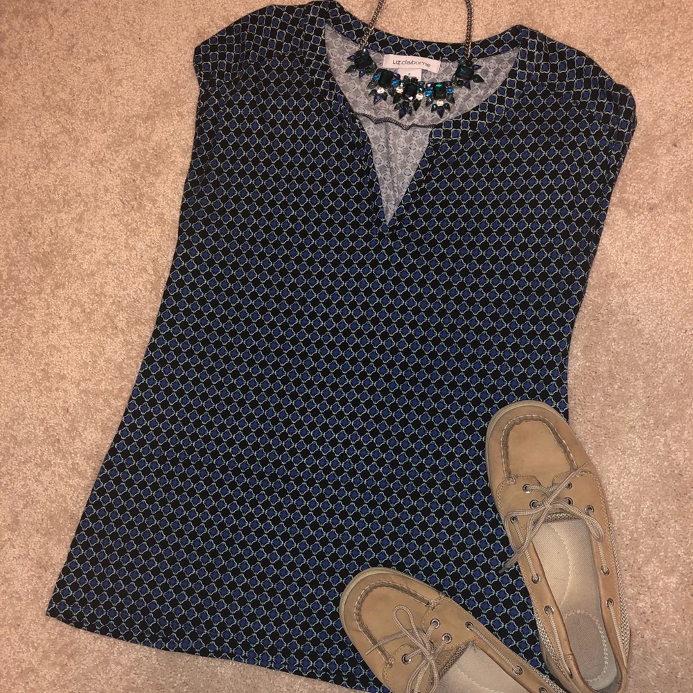 Geometric Patterned VNeck Tee - Picture 2 of 4